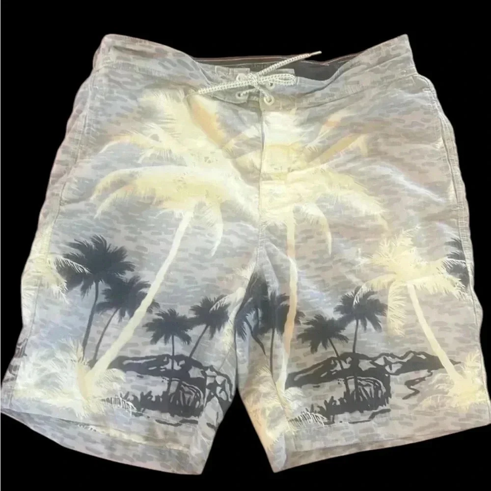 Tommy Bahama men’s medium swim trunks tie waist Velcro. Closure. Mesh lining.